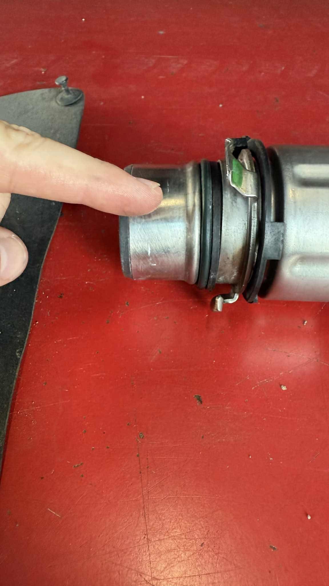 Crossover seals (GM 10376929) and retainers