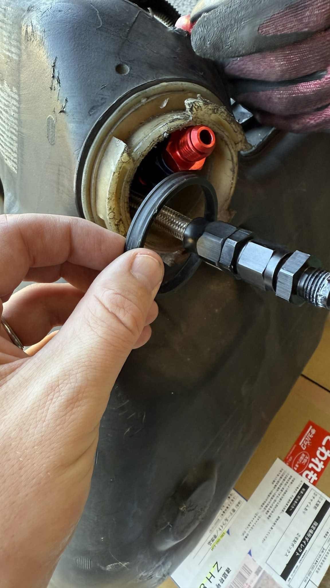 Crossover seals (GM 10376929) and retainers