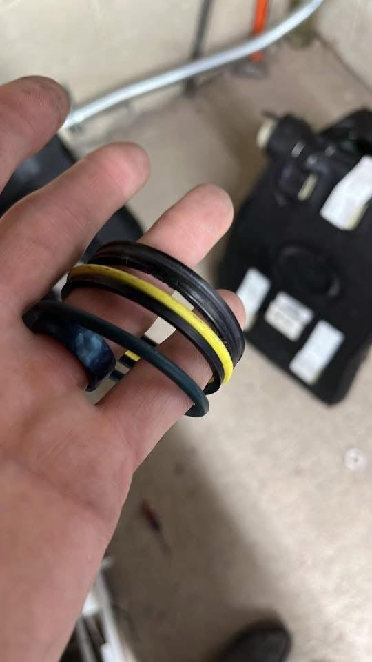 Crossover seals (GM 10376929) and retainers