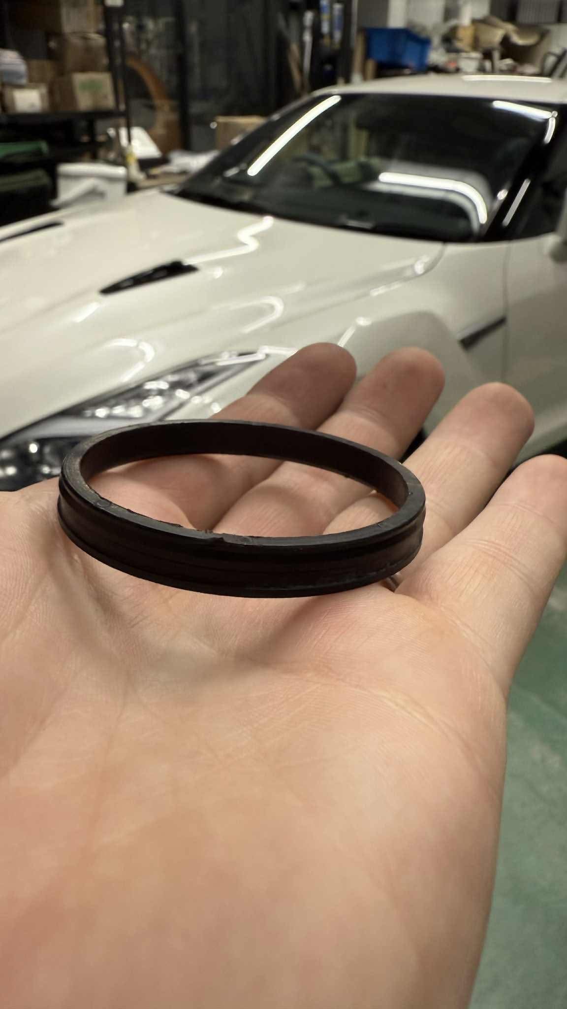 Crossover seals (GM 10376929) and retainers