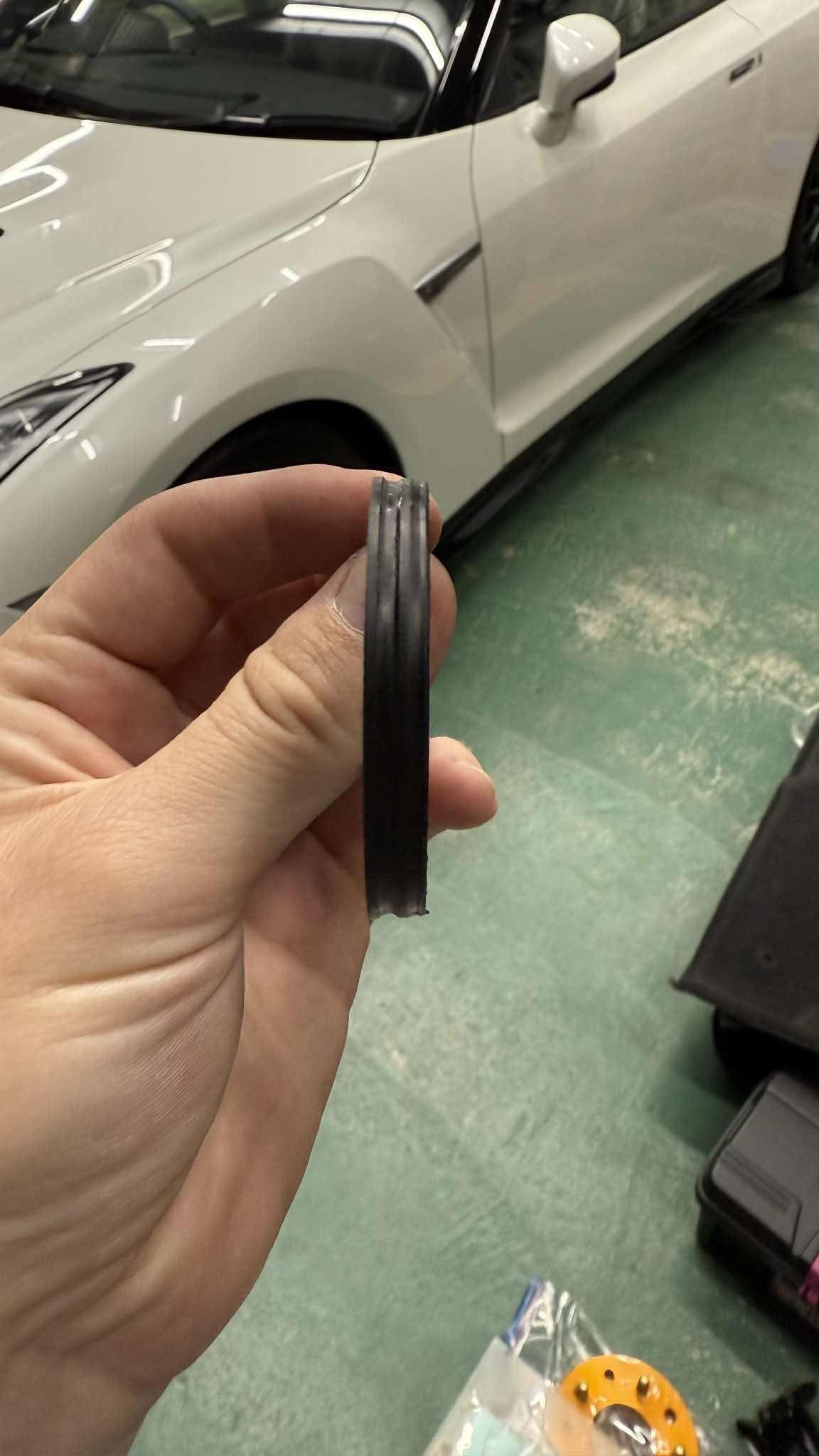 Crossover seals (GM 10376929) and retainers